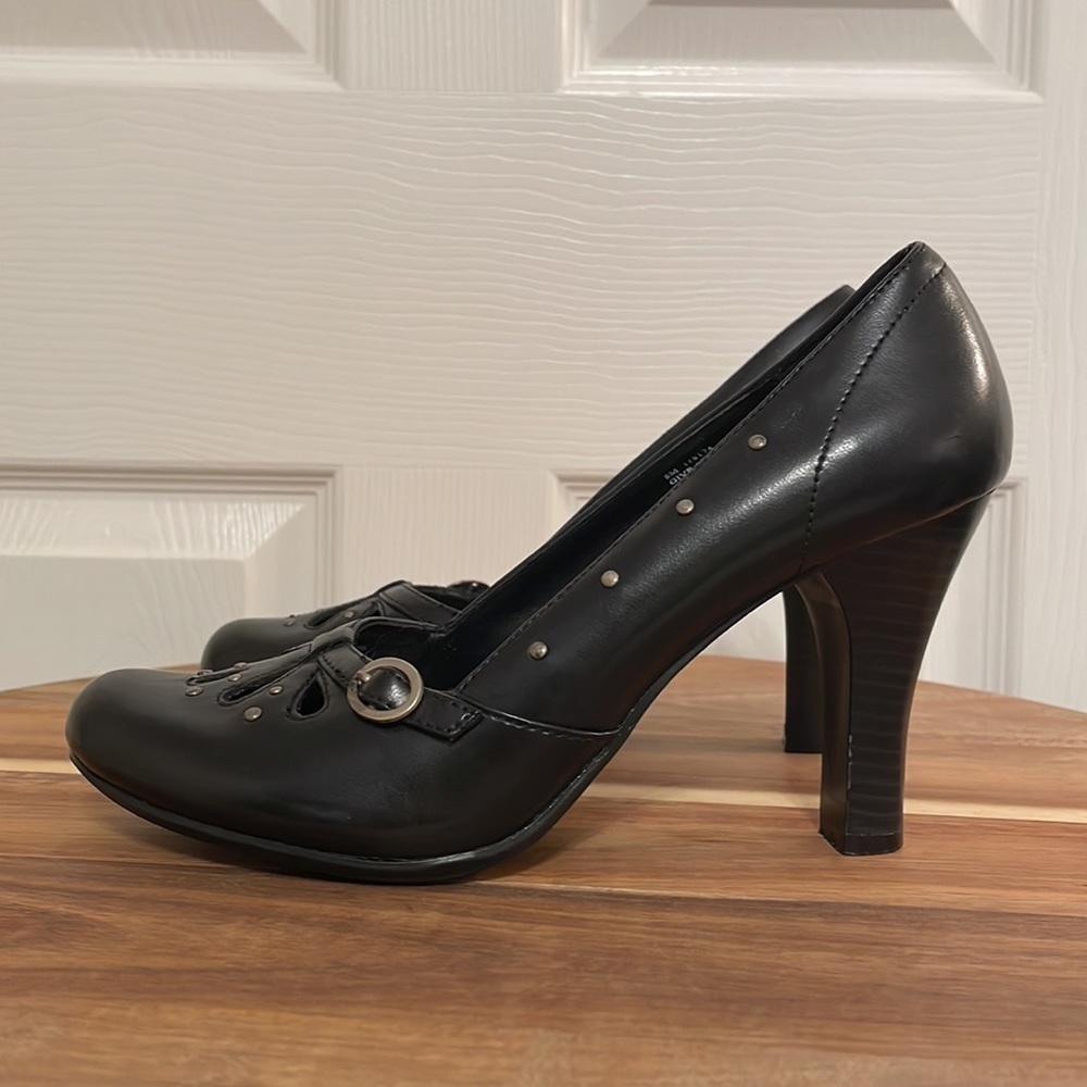 Unlisted Heels Women’s 8 Black Silver Rivets Flower Petal Cutouts Classic Sturdy - Picture 7 of 14
